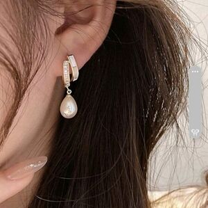 Women's pearls earrings